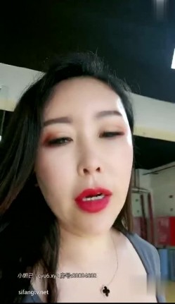 成熟美艳阿姨【蜜臀御姐】，出门逼里塞跳蛋-健身房-锻炼，骚死啦，网友一直刷礼物震得她逼逼受不了，跑更衣室大秀淫穴！ 截图4
