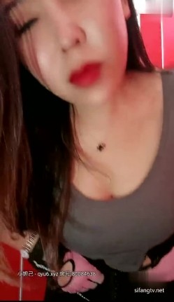 成熟美艳阿姨【蜜臀御姐】，出门逼里塞跳蛋-健身房-锻炼，骚死啦，网友一直刷礼物震得她逼逼受不了，跑更衣室大秀淫穴！ 截图9