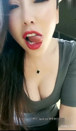 成熟美艳阿姨【蜜臀御姐】，出门逼里塞跳蛋-健身房-锻炼，骚死啦，网友一直刷礼物震得她逼逼受不了，跑更衣室大秀淫穴！ 截图11