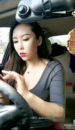 成熟美艳阿姨【蜜臀御姐】，出门逼里塞跳蛋-健身房-锻炼，骚死啦，网友一直刷礼物震得她逼逼受不了，跑更衣室大秀淫穴！ 截图15