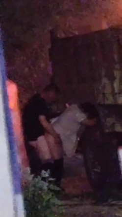 唿伦贝尔阿荣旗 一情侣在翻斗车野战被偷拍曝光，野战就是爽呀！ 截图11
