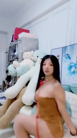 青春无敌，抖音风艺校美少女【杨晓花】定制福利，露脸露点，各种热门BGM裸舞 截图12