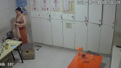 【破解摄像头】养生会所员工更衣室 各种丰满胸部黑丝美腿 截图1