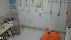 【破解摄像头】养生会所员工更衣室 各种丰满胸部黑丝美腿 截图6