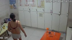 【破解摄像头】养生会所员工更衣室 各种丰满胸部黑丝美腿 截图7