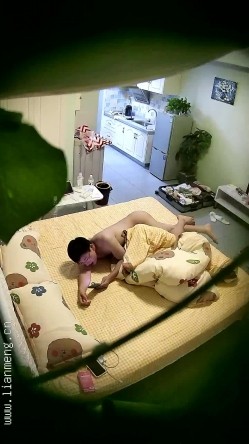 酒店偷拍 放假连续开房的学生情侣小哥恢复元气就要草妹子 截图3