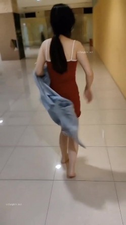 露出界天花板满级狂人！身材苗条性感网红【兔兔】私拍，学校公园商场各种场所人前露出翻屁眼露逼紫薇喷水 截图5
