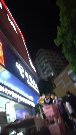 （空城原创）天蓝裙少妇和朋友逛街，蕾丝透明白内包裹肥臀 ️SR级再遇这位骚货辣妈还是一样骚 截图3