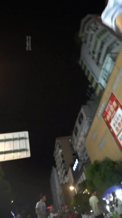 （空城原创）天蓝裙少妇和朋友逛街，蕾丝透明白内包裹肥臀 ️SR级再遇这位骚货辣妈还是一样骚 截图4