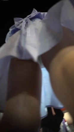（空城原创）天蓝裙少妇和朋友逛街，蕾丝透明白内包裹肥臀 ️SR级再遇这位骚货辣妈还是一样骚 截图5