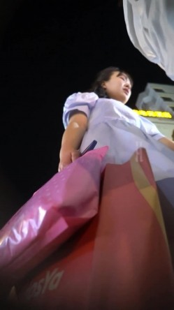 （空城原创）天蓝裙少妇和朋友逛街，蕾丝透明白内包裹肥臀 ️SR级再遇这位骚货辣妈还是一样骚 截图6
