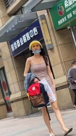 （空城原创）天蓝裙少妇和朋友逛街，蕾丝透明白内包裹肥臀 ️SR级再遇这位骚货辣妈还是一样骚 截图8