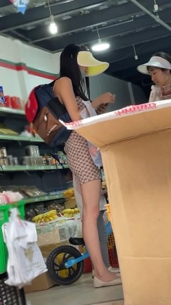（空城原创）天蓝裙少妇和朋友逛街，蕾丝透明白内包裹肥臀 ️SR级再遇这位骚货辣妈还是一样骚 截图13