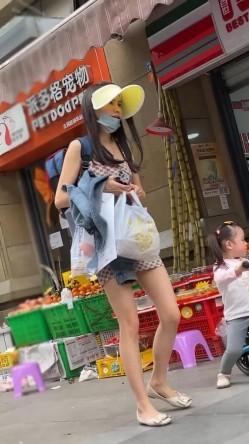 （空城原创）天蓝裙少妇和朋友逛街，蕾丝透明白内包裹肥臀 ️SR级再遇这位骚货辣妈还是一样骚 截图15