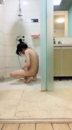 你的共享女友 全程露脸被大哥暴力玩弄 草嘴深喉吞精喝尿啥都玩 各种道具玩弄骚穴 打桩机草逼暴力挤奶水 截图10