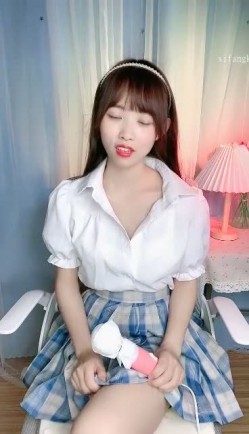 新人！校花美女被干了~【一个小丸子】学生校服诱惑~前后上下换着姿势爆抽插~快受不了啦~超带感！ 截图2