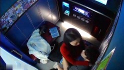 黑客破解KTV包房监控偷拍 ️红衣妹子刚进来不久就迫不及待脱下帅哥的裤子吃硬鸡巴一边唱歌一边操她 截图12
