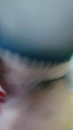 老娘们-42岁卿本佳人 ️ 熟女的性需求欲求不满，自慰还无法满足、还要说一堆淫话诱惑网友一起高潮喷水！ 截图1