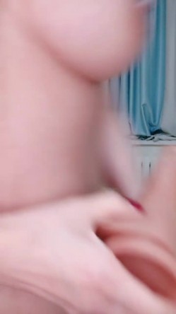 老娘们-42岁卿本佳人 ️ 熟女的性需求欲求不满，自慰还无法满足、还要说一堆淫话诱惑网友一起高潮喷水！ 截图4