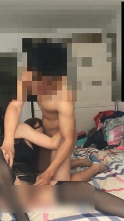 帅小伙和极品黑丝美女同事在家里偷情 完美露脸 截图3