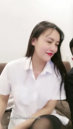 高颜值风骚御姐范，【东北大表妹】漂亮黑丝诱惑，自慰水多多丰乳翘臀，观音坐莲无套插入骚穴高喊老公我还要 截图2