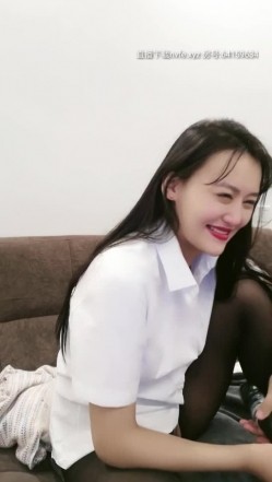 高颜值风骚御姐范，【东北大表妹】漂亮黑丝诱惑，自慰水多多丰乳翘臀，观音坐莲无套插入骚穴高喊老公我还要 截图6