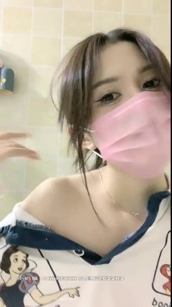 眼睛特别好看的顶级女神涵北超级身材黑丝诱惑收费300的VIP房光看眼睛就知道是个大美人难得的全裸掰B秀 截图1