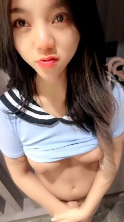带两个妹子酒店玩双飞，全程露脸乖巧听话，床上床下轮着草两个骚逼，多体位蹂躏浪叫呻吟不止，精彩不要错过 截图16