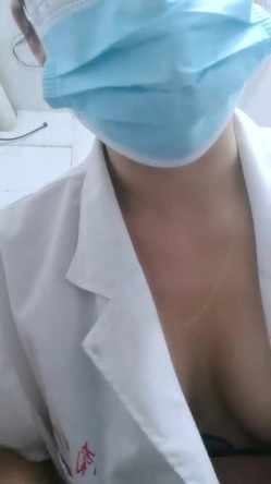 推油【盘医生】正宗少妇在店里偷拍客户全身精油推拿 跳弹 真实刺激，偷拍良家 截图2