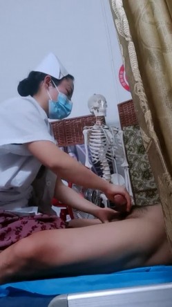 推油【盘医生】正宗少妇在店里偷拍客户全身精油推拿 跳弹 真实刺激，偷拍良家 截图9