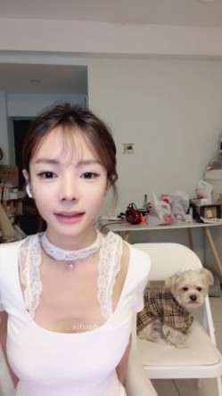 【彩色的小熊宝宝】骨感校花 人瘦奶大性感十足 魔鬼身材 奶子相当突出 超级淫荡 道具自慰 截图2