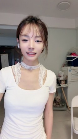 【彩色的小熊宝宝】骨感校花 人瘦奶大性感十足 魔鬼身材 奶子相当突出 超级淫荡 道具自慰 截图5