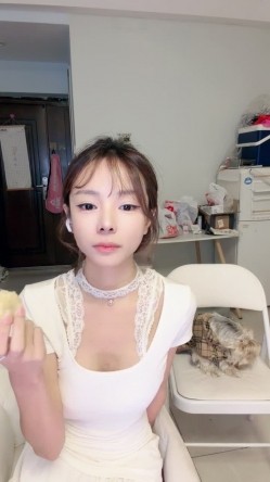 【彩色的小熊宝宝】骨感校花 人瘦奶大性感十足 魔鬼身材 奶子相当突出 超级淫荡 道具自慰 截图7