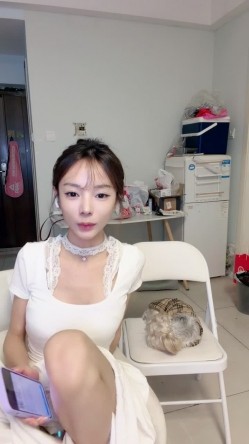 【彩色的小熊宝宝】骨感校花 人瘦奶大性感十足 魔鬼身材 奶子相当突出 超级淫荡 道具自慰 截图10