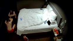 天眼酒店高清偷拍连续几天入住的奇葩小情侣整天裸睡不啪啪只会对着平板跳操 截图16