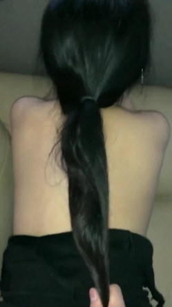 〖绿帽淫妻女神堕落〗绿帽大神献妻领导，亲自开车送骚妻和领导去旅游 把自己的妻子带出去让人当母狗调教 截图11