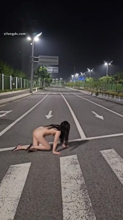 顶级淫妻博主，【曼曼奇】老婆露脸，露出，调教，多P，酒店深夜露出，马路景区，玩得超刺激 截图1