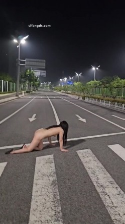 顶级淫妻博主，【曼曼奇】老婆露脸，露出，调教，多P，酒店深夜露出，马路景区，玩得超刺激 截图3