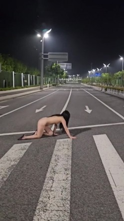 顶级淫妻博主，【曼曼奇】老婆露脸，露出，调教，多P，酒店深夜露出，马路景区，玩得超刺激 截图5