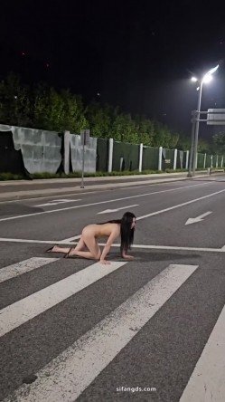 顶级淫妻博主，【曼曼奇】老婆露脸，露出，调教，多P，酒店深夜露出，马路景区，玩得超刺激 截图10