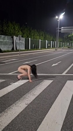 顶级淫妻博主，【曼曼奇】老婆露脸，露出，调教，多P，酒店深夜露出，马路景区，玩得超刺激 截图13