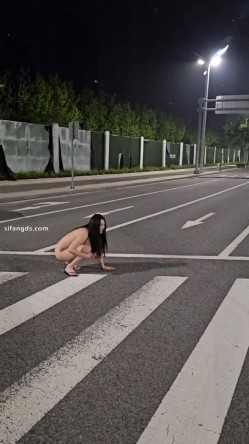 顶级淫妻博主，【曼曼奇】老婆露脸，露出，调教，多P，酒店深夜露出，马路景区，玩得超刺激 截图14