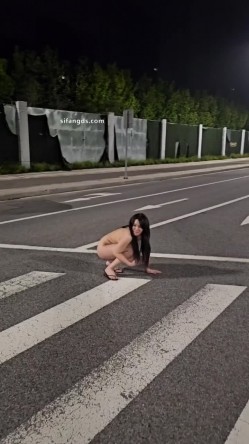 顶级淫妻博主，【曼曼奇】老婆露脸，露出，调教，多P，酒店深夜露出，马路景区，玩得超刺激 截图16