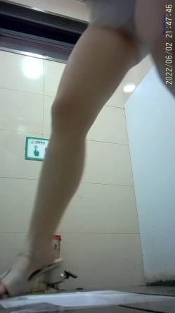 正面全景商场女厕逼脸同框偸拍超多年轻小姐姐小少妇方便，发现稀有极品正宗一线天馒头笔，真的好看 截图1