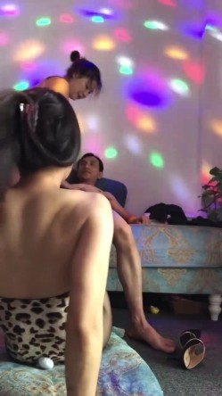 爆乳熟女 · 惠子阿姨 · 双妃戏老汉，男人至死是少年，足交、吃鸡，爽死他了！ 截图3