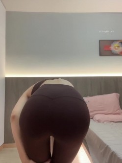顶流女模作品 颜值巅峰秀人韩系大眼女神模特【白笑笑】私拍视图，揉奶揉穴，全裸骑熊，紫薇模拟啪啪销魂吟叫 截图5