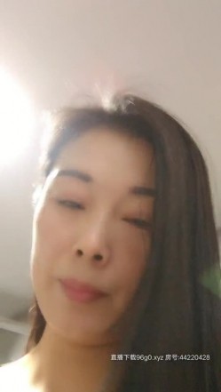 闷骚云姐熟女的诱惑，老逼就是败火会勾人，身材还不错揉捏大奶子自慰骚逼，高潮喷水浪荡呻吟，精彩不要错过 截图4