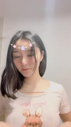气质尤物颜值美女！新人近期下海！应要求小秀一波，扒开内裤看穴，揉捏坚挺奶子，翘起屁股超诱人 截图3