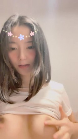 气质尤物颜值美女！新人近期下海！应要求小秀一波，扒开内裤看穴，揉捏坚挺奶子，翘起屁股超诱人 截图5
