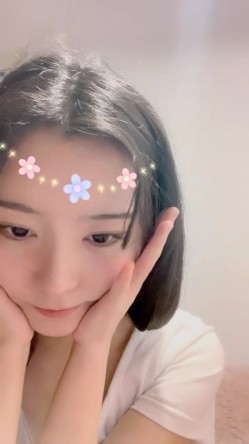 气质尤物颜值美女！新人近期下海！应要求小秀一波，扒开内裤看穴，揉捏坚挺奶子，翘起屁股超诱人 截图7